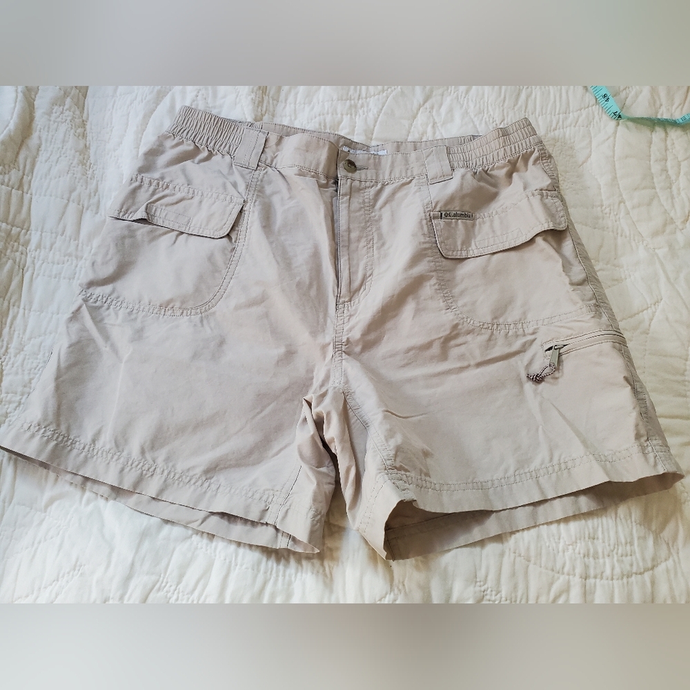 Columbia Women's LARGE Tan Shorts